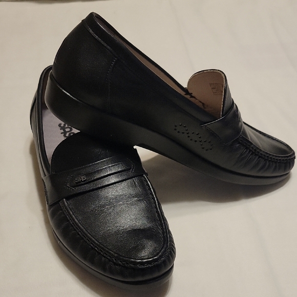 SAS Men's Classic Black Slip-On Loafers - Picture 5 of 9